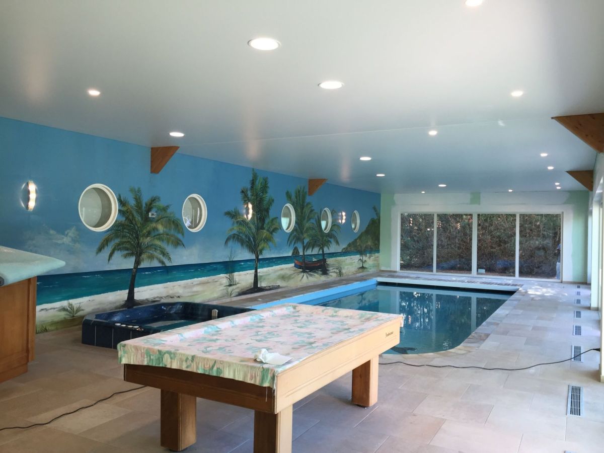 Le plafond tendu est parfaitement adapté à l'humidité d'une piscine