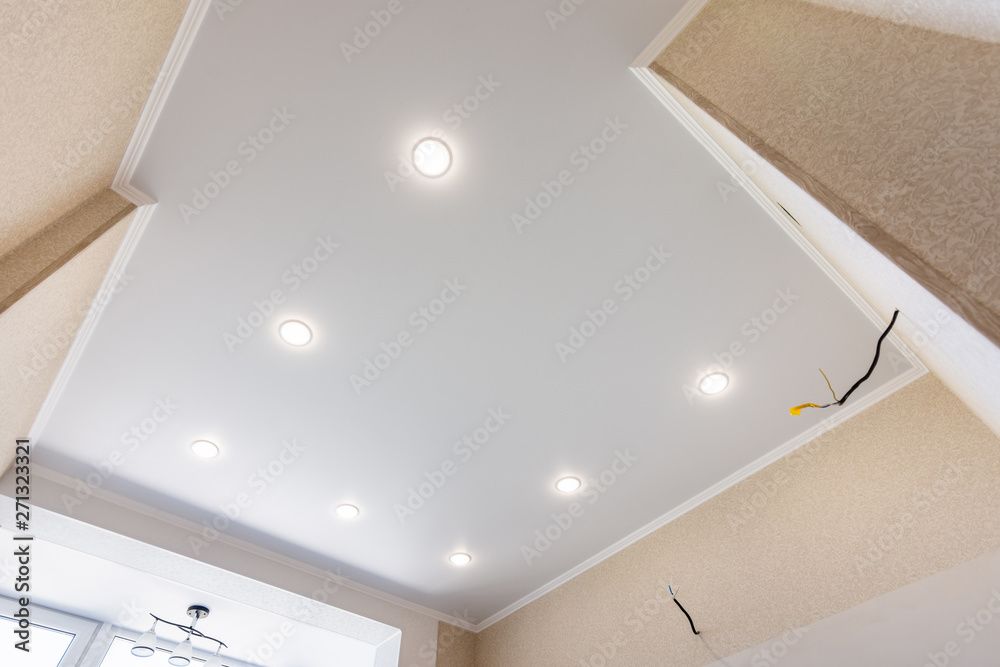 Plafond tendu &agrave; chaud avec int&eacute;gration de luminaires