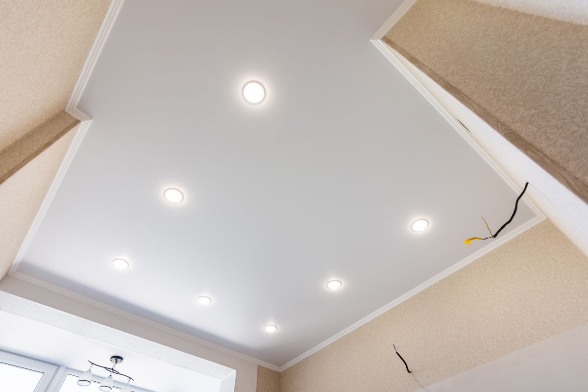 Plafond tendu &agrave; chaud avec int&eacute;gration de luminaires